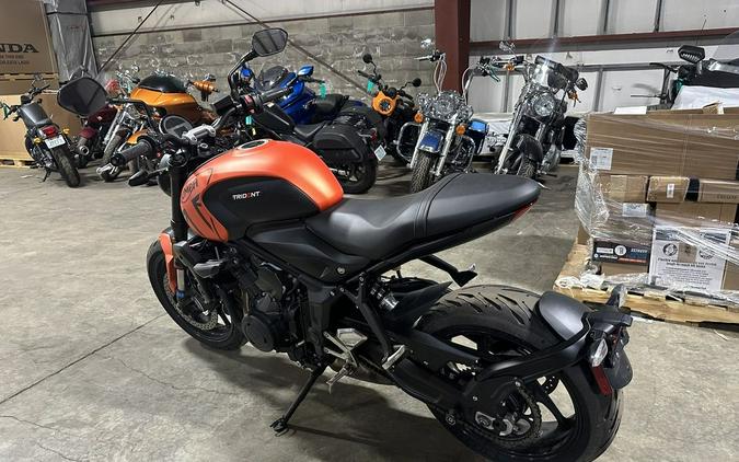 2023 Triumph Trident 660 Matte Baja Orange / Matte Storm Grey