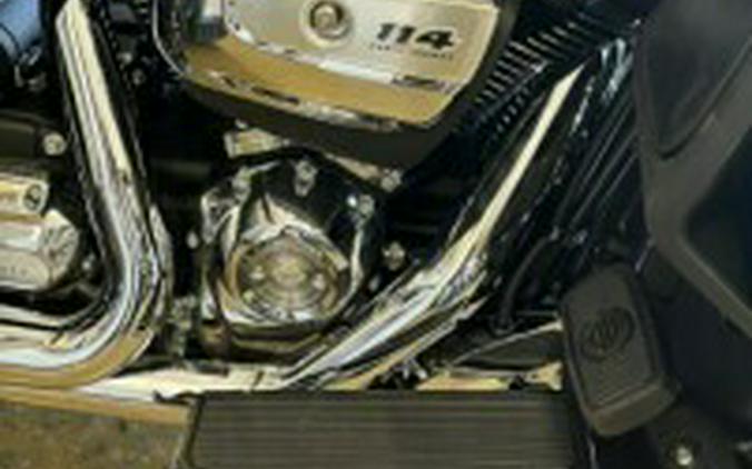 2023 Harley-Davidson® Tri Glide® Ultra Gray Haze/Silver Fortune