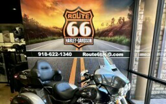 2023 Harley-Davidson® Tri Glide® Ultra Gray Haze/Silver Fortune