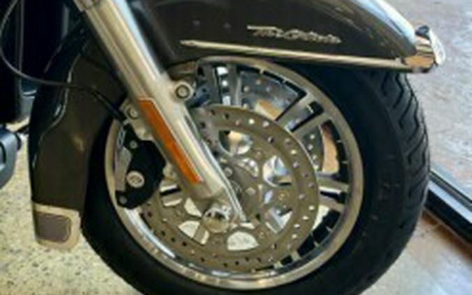 2023 Harley-Davidson® Tri Glide® Ultra Gray Haze/Silver Fortune