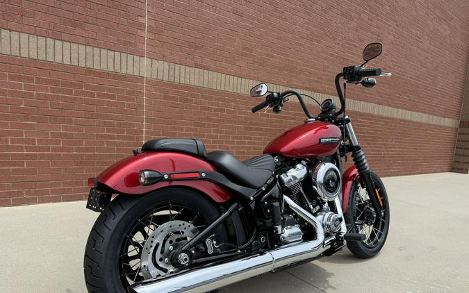 2026 Harley-Davidson® Street Bob® Brilliant Red Chrome Cast Wheels