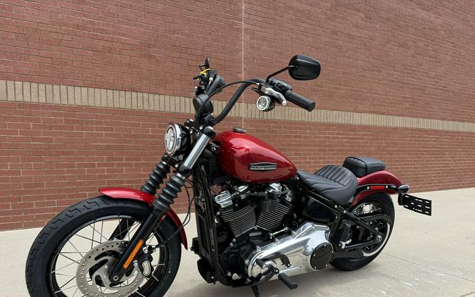 2026 Harley-Davidson® Street Bob® Brilliant Red Chrome Cast Wheels
