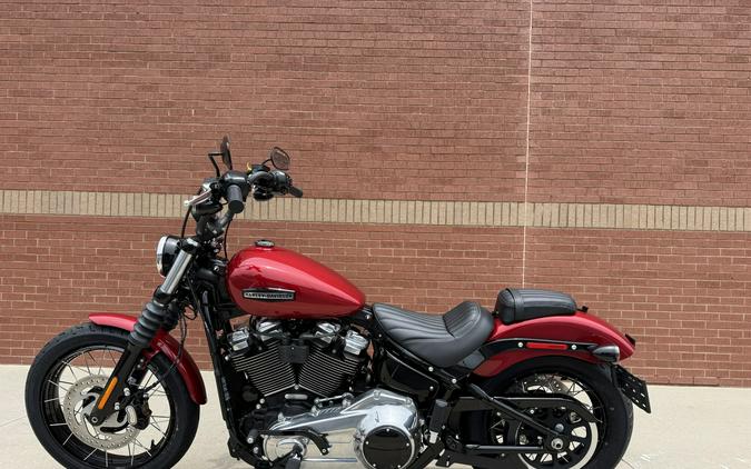 2026 Harley-Davidson® Street Bob® Brilliant Red Chrome Cast Wheels