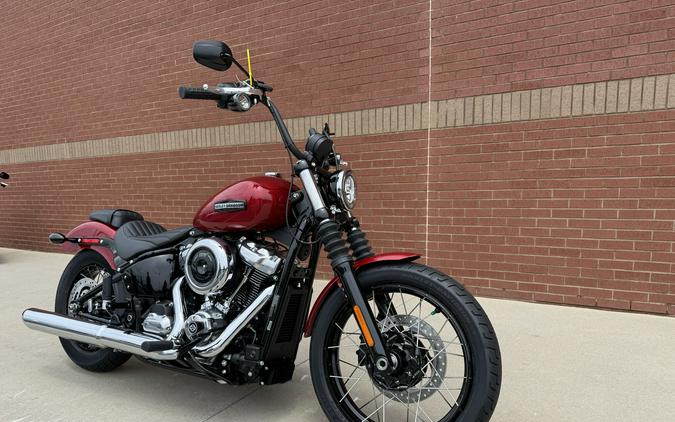 2026 Harley-Davidson® Street Bob® Brilliant Red Chrome Cast Wheels