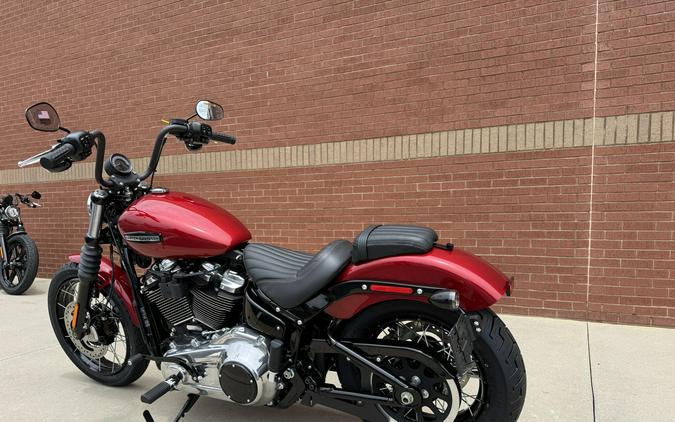 2026 Harley-Davidson® Street Bob® Brilliant Red Chrome Cast Wheels