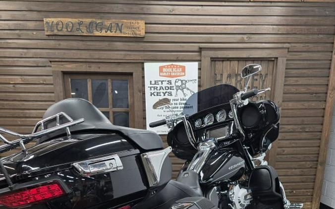 2016 Harley-Davidson® Ultra Limited BLACK W/PINSTRIPE