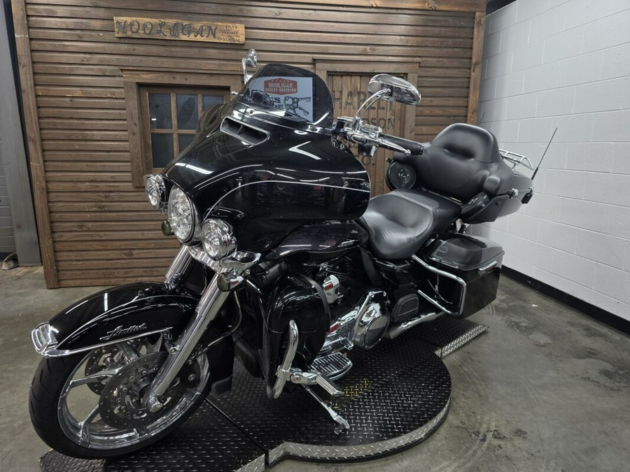2016 Harley-Davidson® Ultra Limited BLACK W/PINSTRIPE