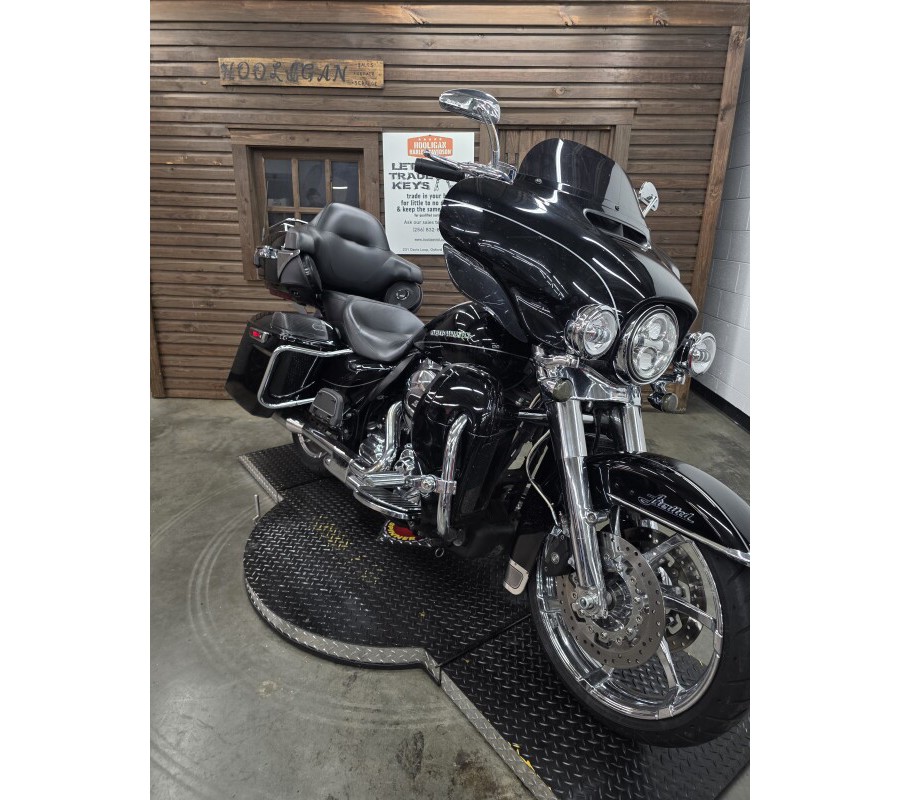 2016 Harley-Davidson® Ultra Limited BLACK W/PINSTRIPE