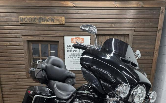 2016 Harley-Davidson® Ultra Limited BLACK W/PINSTRIPE