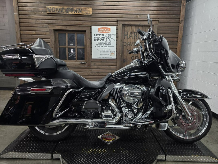 2016 Harley-Davidson® Ultra Limited BLACK W/PINSTRIPE