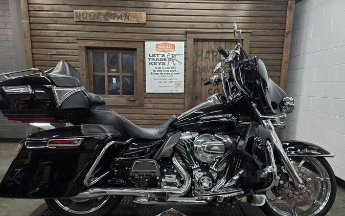 2016 Harley-Davidson® Ultra Limited BLACK W/PINSTRIPE
