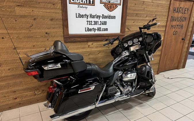 2018 Harley-Davidson® Ultra Limited Vivid Black FLHTK