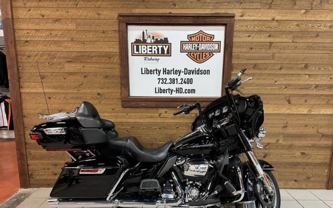 2018 Harley-Davidson® Ultra Limited Vivid Black FLHTK
