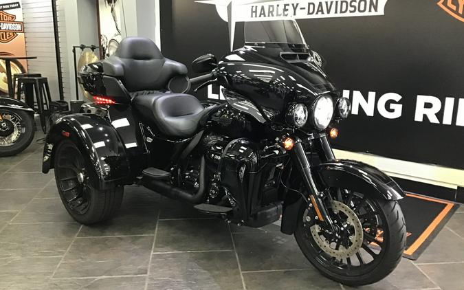 2025 Harley-Davidson® Tri Glide® Ultra Vivid Black