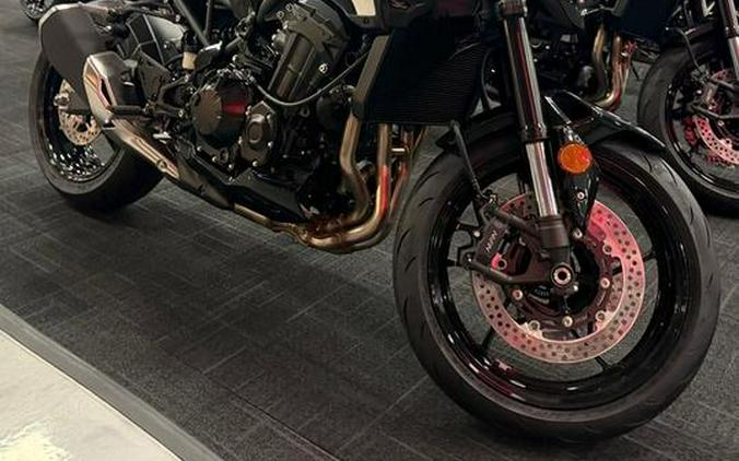 2025 Kawasaki Z900 ABS Metallic Spark Black/Metallic Carbon Gray