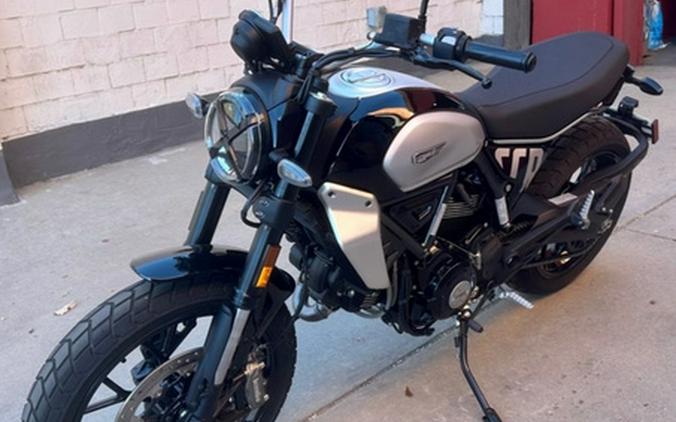 2025 Ducati Scrambler Icon Thrilling Black