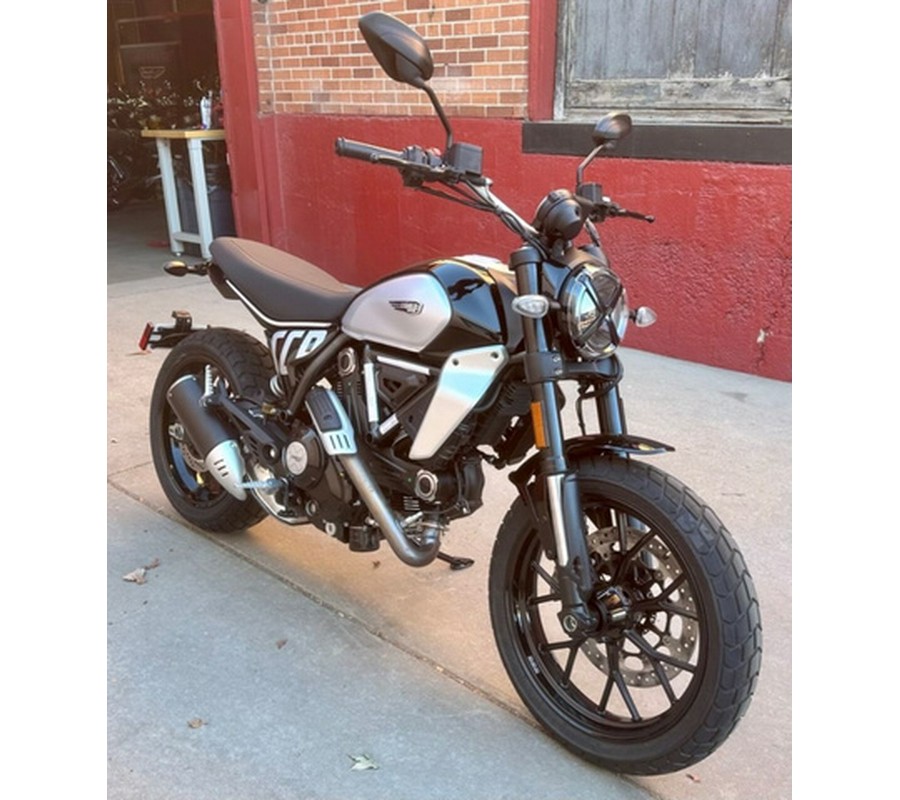 2025 Ducati Scrambler Icon Thrilling Black
