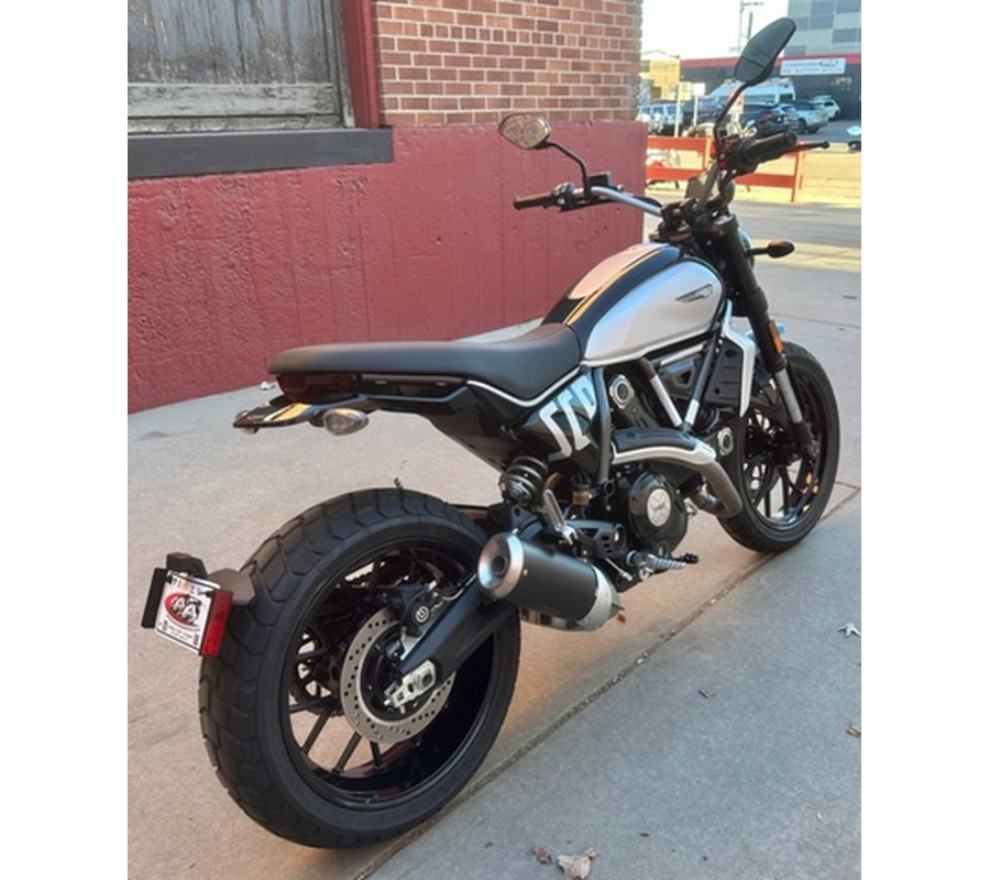 2025 Ducati Scrambler Icon Thrilling Black