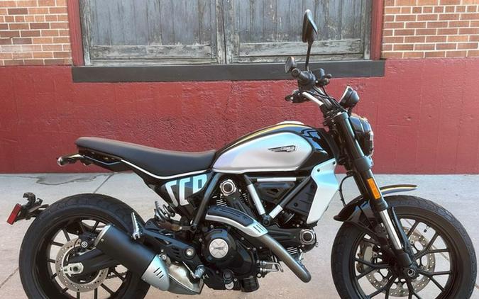 2025 Ducati Scrambler Icon Thrilling Black
