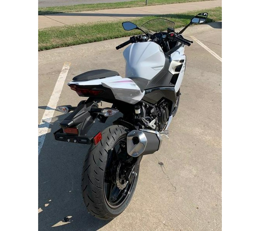 2023 Kawasaki Ninja® 400 Pearl Blizzard White/Metallic Carbon Gray