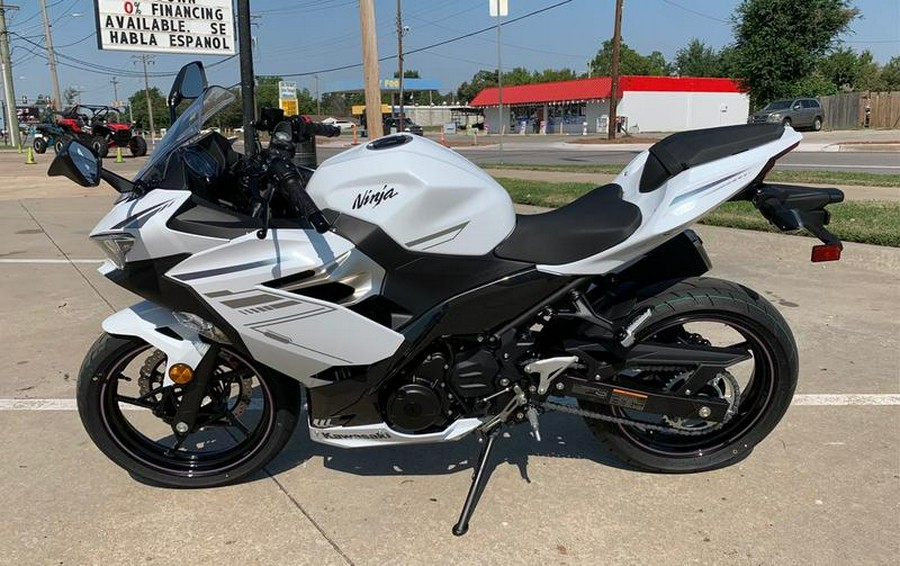 2023 Kawasaki Ninja® 400 Pearl Blizzard White/Metallic Carbon Gray