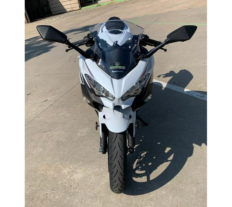 2023 Kawasaki Ninja® 400 Pearl Blizzard White/Metallic Carbon Gray