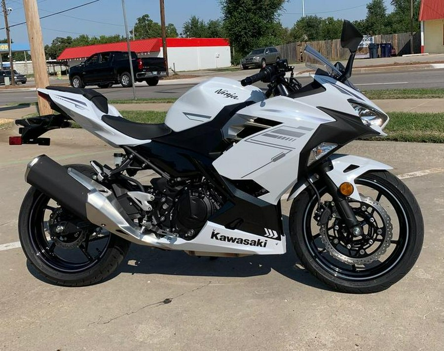 2023 Kawasaki Ninja® 400 Pearl Blizzard White/Metallic Carbon Gray for