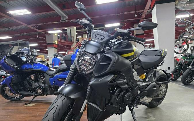 2026 Ducati Diavel V4 Black Roadster