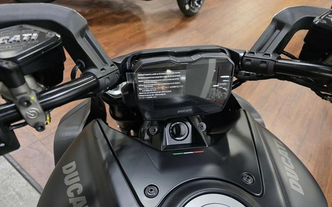 2026 Ducati Diavel V4 Black Roadster