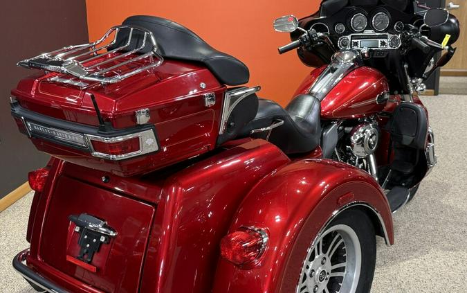 2013 Harley-Davidson® Tri Glide™ Ultra Classic® EMBR RED SUNGLO W/ PINSTRIP