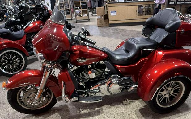 2013 Harley-Davidson® Tri Glide™ Ultra Classic® EMBR RED SUNGLO W/ PINSTRIP