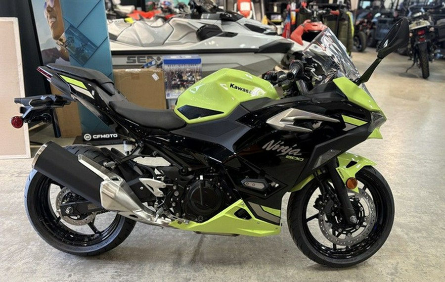 2026 Kawasaki Ninja 500 ABS Metallic Yellowish GreenEbony