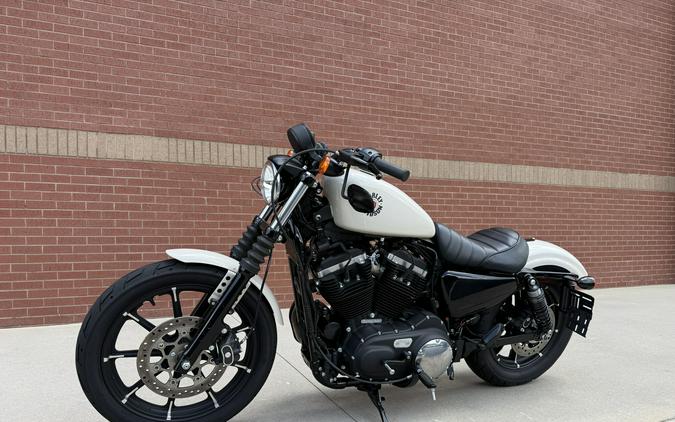 2022 Harley-Davidson® Iron 883™ White Sand Pearl