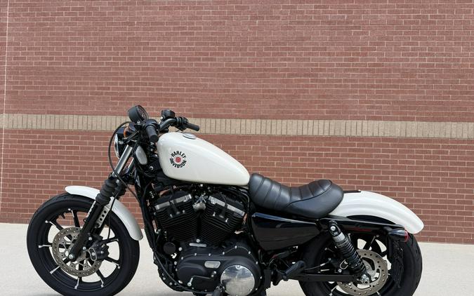 2022 Harley-Davidson® Iron 883™ White Sand Pearl