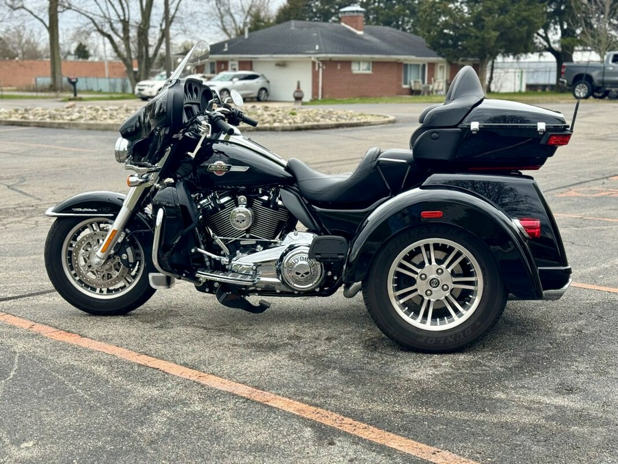 2022 Harley-Davidson Tri Glide Ultra Black