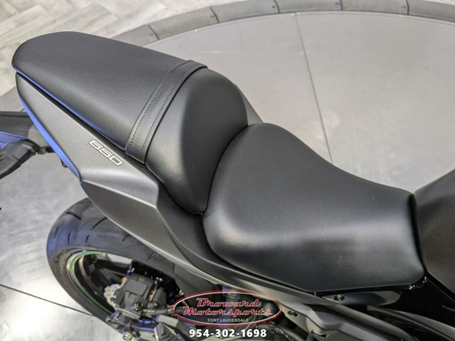 2024 Kawasaki Ninja 650 Metallic Matte Graphenesteel GrayEbony