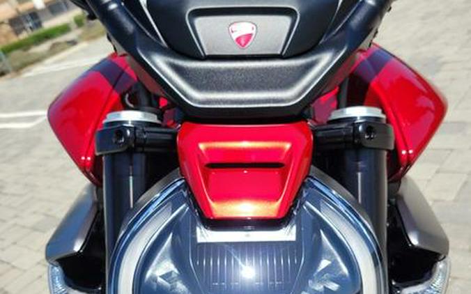 2026 Ducati XDiavel V4 Burning Red