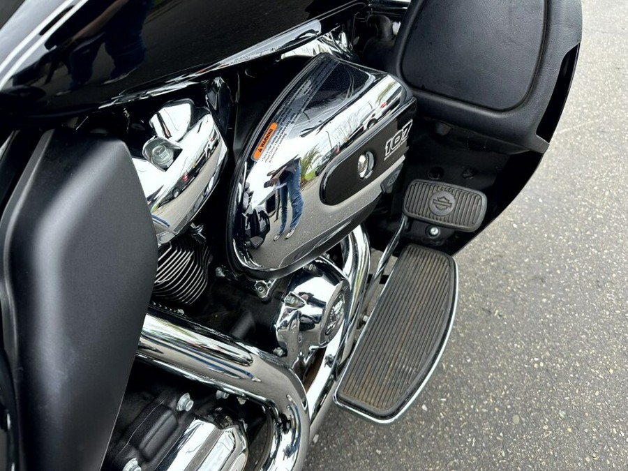 Harley-Davidson® Tri Glide® Ultra 2017 FLHTCUTG 851089B BLACK W/PINSTRIPE