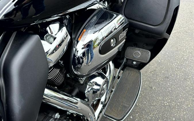 Harley-Davidson® Tri Glide® Ultra 2017 FLHTCUTG 851089B BLACK W/PINSTRIPE