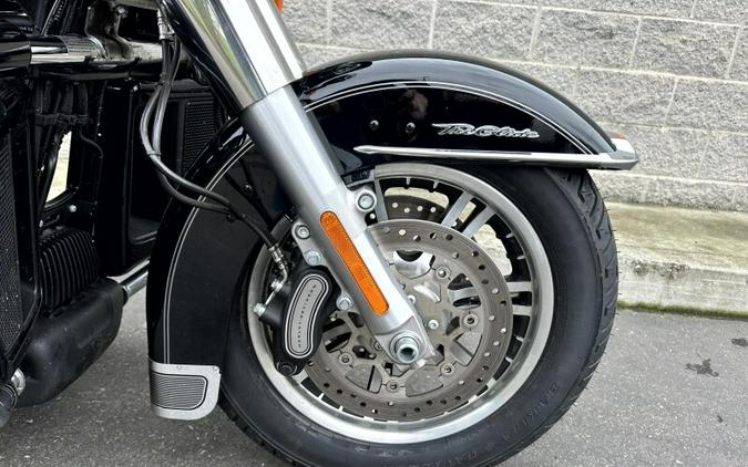 Harley-Davidson® Tri Glide® Ultra 2017 FLHTCUTG 851089B BLACK W/PINSTRIPE