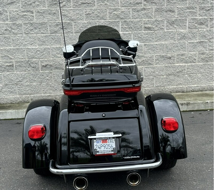 Harley-Davidson® Tri Glide® Ultra 2017 FLHTCUTG 851089B BLACK W/PINSTRIPE