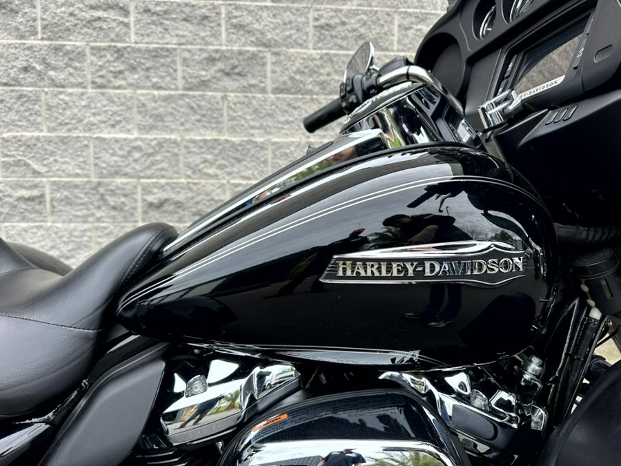 Harley-Davidson® Tri Glide® Ultra 2017 FLHTCUTG 851089B BLACK W/PINSTRIPE