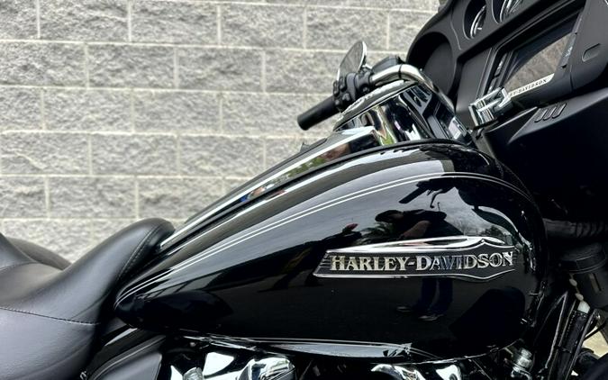 Harley-Davidson® Tri Glide® Ultra 2017 FLHTCUTG 851089B BLACK W/PINSTRIPE