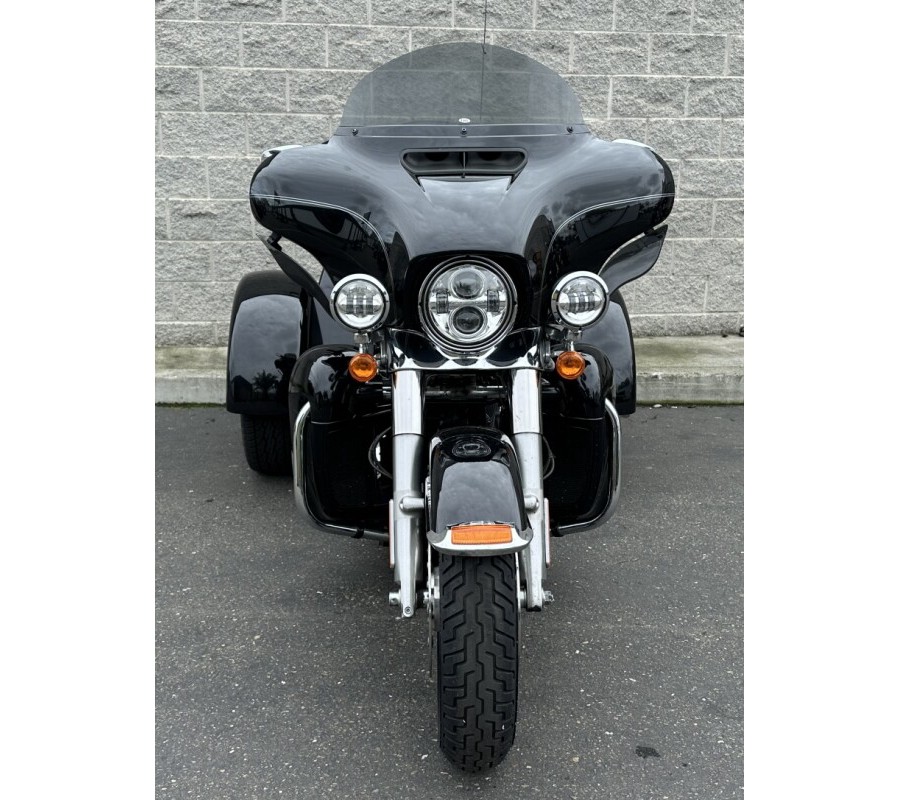 Harley-Davidson® Tri Glide® Ultra 2017 FLHTCUTG 851089B BLACK W/PINSTRIPE