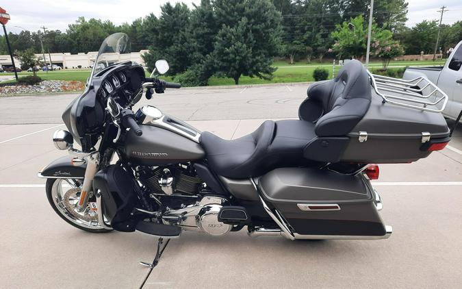 2019 Harley-Davidson® Ultra Limited Industrial Gray Denim/Black Denim