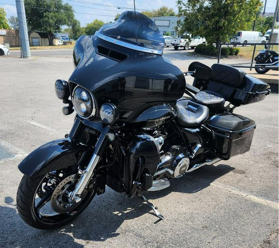 2017 Harley-Davidson® FLHXSE - CVO™ Street Glide®