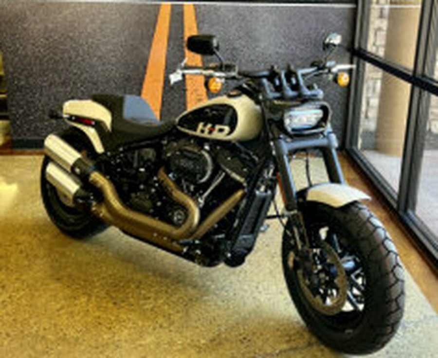 White Sand Pearl 2022 Harley-Davidson Fat Bob 114 FXFBS