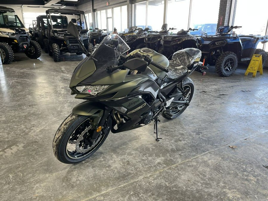 2024 Kawasaki Ninja® 650 ABS Metallic Covert Green/Metallic Spark Black