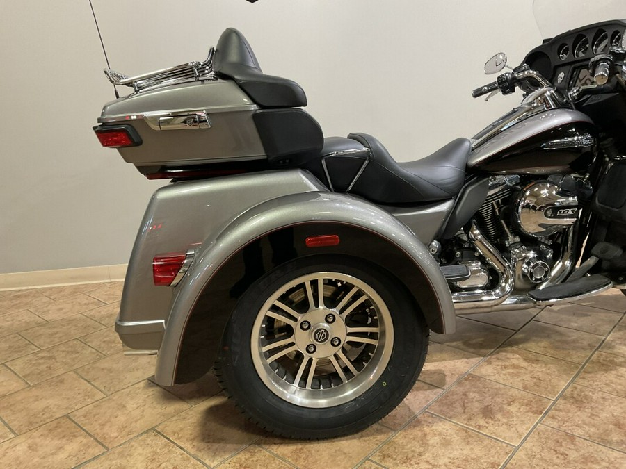 2016 Harley-Davidson® FLHTCUTG Tri Glide® Ultra Two-Tone Billet Silver/Vivid Black