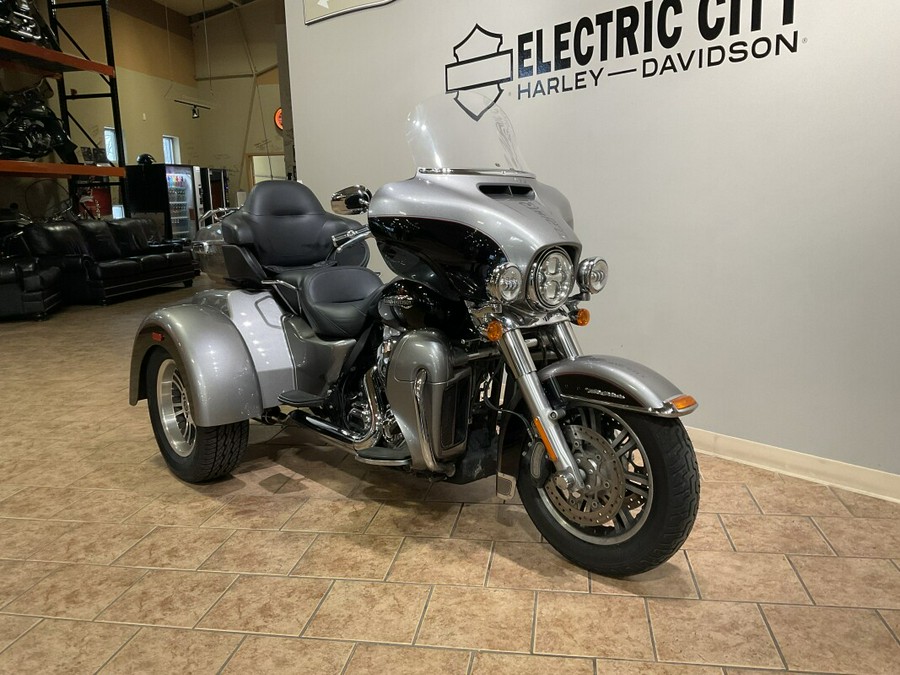 2016 Harley-Davidson® FLHTCUTG Tri Glide® Ultra Two-Tone Billet Silver/Vivid Black